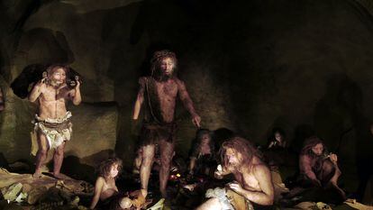 Recreación de actividades cotidianas de un grupo neandertal en el interior de una cueva.