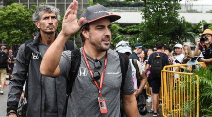 Alonso saluda a la afici&oacute;n en el circuito de Marina Bay, Singapur.