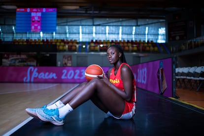 Awa Fam, pívot de 17 años de la selección U19, al final de un entrenamiento previo al mundial.