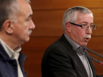 Los secretarios generales de UGT, Pepe &Aacute;lvarez,iz., y de CC.OO., Ignacio Fern&aacute;ndez Toxo,d., durante la rueda de prensa tras la reuni&oacute;n con el presidente del Gobierno, esta ma&ntilde;ana en el Palacio de la Moncloa. Mariano Rajoy, ha recibido a los representantes de la patronal y los sindicatos para reiniciar el di&aacute;logo social y analizar diversas cuestiones relativas a salarios, empleo, pensiones y competitividad empresarial.