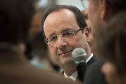 El presidente francés François Hollande, durante su visita al taller de la empresa gala Bernard Controls, en Pekín, China, hoy, jueves 25 de abril de 2013.