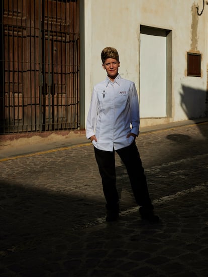 Vicky Sevilla, fotografiada en las calles de Sagunto.