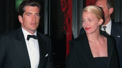 John-John Kennedy Jr. y su esposa Carolyn Bessette.