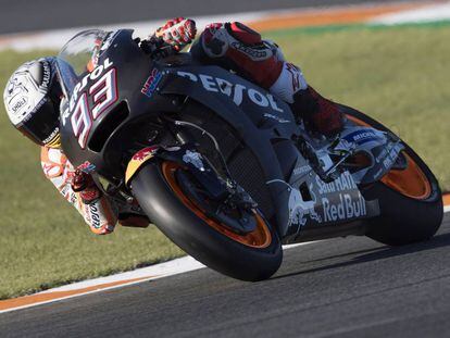 Marc M&aacute;rquez, con el prototipo de la Honda de 2018 en el circuito de Cheste. 
 