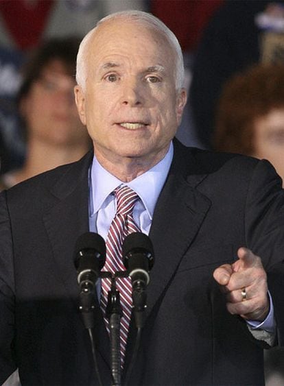 El candidato republicano, John McCain, habla en un mitín en Ohio.