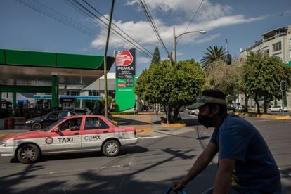 Un taxi pasa frente a una gasolinera de Petróleos Mexicanos (Pemex) en la Ciudad de México, México, el jueves 1 de octubre de 2020.
