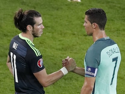 Cristiano y Bale se saludan tras el partido. 