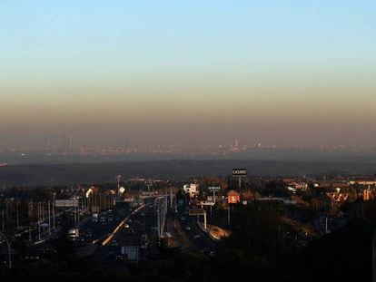 Nube de contaminación y polución sobre Madrid, en una imagen desde Torrelodones el pasado 3 de mayo.