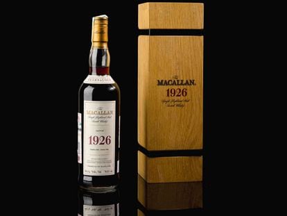 Botella de whisky Macallan 1926 similar a la subastada en Sotheby's este jueves. En vídeo, reportaje 'El whisky que nació del ‘sherry', publicado en El País Semanal.