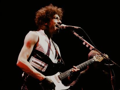 Bob Dylan, en un concierto en el Nippon Budokan de Tokio, en 1986.
