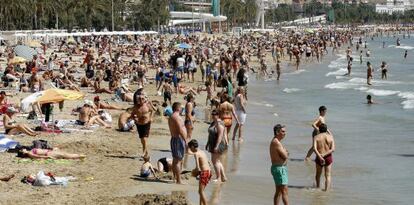 Playa del Postiguet de Alicante, el Domingo de Ramos.