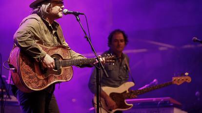 El cantante Jeff Tweedy (i), y el bajista John Stirrat (d), del grupo estadounidense Wilco. EFE/Javier Cebollada