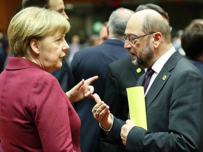 La canciller alemana Angela Merkel y el presidente del Parlamento Europeo, Martin Schulz en la Cumbre de l&iacute;deres de la Uni&oacute;n Europea (UE) en Bruselas, B&eacute;lgica. 