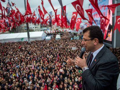 El candidato opositor Ekrem Imamoglu se dirige a sus seguidores este lunes, en uno de los actos que organiza a diario para reivindicar que se le entregue el acta de alcalde de Estambul.