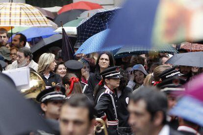 Ciudadanos aguardan a las puertas de la iglesia de San Pedro, punto de partida de una de las procesiones suspendidas ayer.