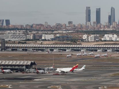 Vista de un avión en el aeropuerto de Adolfo Suárez Madrid-Barajas.