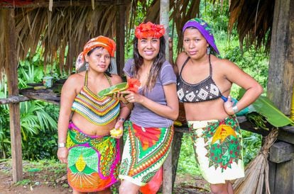 Posando con mujeres Emberás de la comunidad indígena Tusipono, en Panamá.