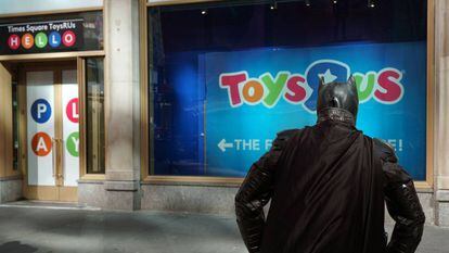 Un hombre disfrazado de Batman observa una tienda de Toys 
