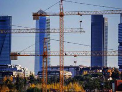 Gr&uacute;as de construcci&oacute;n en la zona de Montecarmelo, en Madrid.