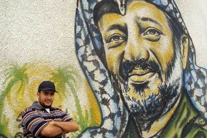 El rapero Khaled junto a una pintada de Arafat