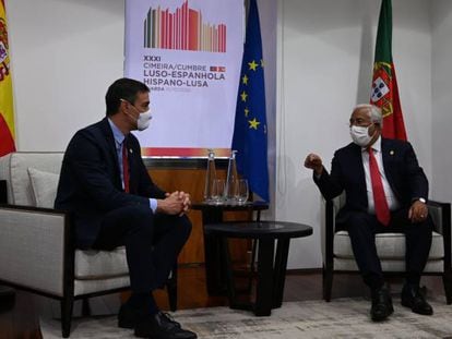 El presidente del Gobierno, Pedro Sánchez, y el primer ministro de Portugal, Antonio Costa, durante una reunión mantenida, en la Alameda de Santo André, Guarda, (Portugal) durante la la XXXI Cumbre Luso-Española.