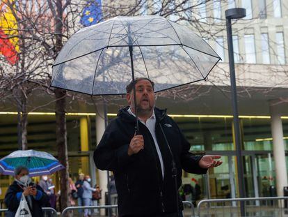 El líder de ERC, Oriol Junqueras atiende a los medios ante la Ciudad de la Justicia, en una imagen de archivo.