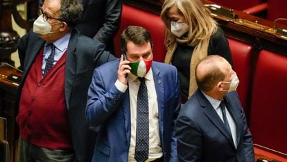 El líder de la Liga, Matteo Salvini, habla por teléfono durante la votación del martes en la cámara de diputados.