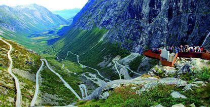 Mirador a la serpenteante Trollstigen, la ruta de los Trols, en Noruega.
