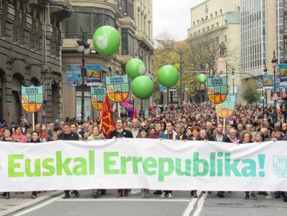 Otegi al capdavant de la manifestació a Bilbao per la república basca.