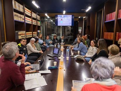 Mesa del espacio de cohesión que el Ayuntamiento de Guissona convoca mensualmente para conocer los problemas  de las diferentes comunidades que residen en el pueblo.