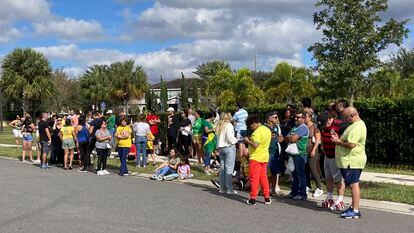 Seguidores de Bolsonaro, el pasado 4 de enero a las puertas de la mansión donde se ha estado alojando en Orlando (Florida).