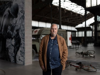 El artista Francesc Torres junto a su instalación 'La maldad bienvenida' expuesta en el Born Centre de Cultura i Memoria.