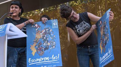 Anna Gabriel, diputada de la CUP, y Laura Gisbert, portavoz del Sindicato de Estudiantes de Catalunya (SEPC), durante la presentación de la campaña a favor del referéndum del 1 de octubre.