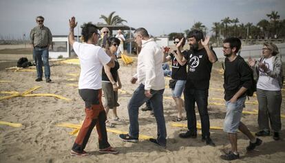 Un home intenta trepitjar les creus grogues a la platja de Mataró el maig passat.