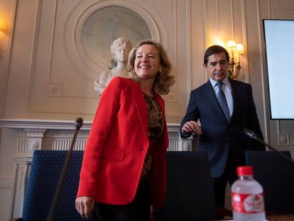 La vicepresidenta primera del Gobierno, Nadia Calviño, junto al presidente del BBVA, Carlos Torres, el pasado lunes en Santander.