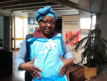 Lina Caro, víctima del conflicto en Colombia, muestra una de sus creaciones de moda.