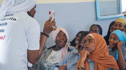 Un grupo de jóvenes de colegio durante una charla sobre ciberacoso en Senegal.