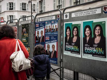 Una mujer y una niña pasan por delante de un colegio electoral en París.