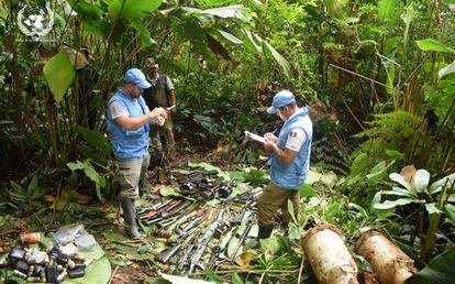 Un grupo de funcionarios de la ONU hace inventariado del armamento de las FARC escondido en zulos por Colombia.
