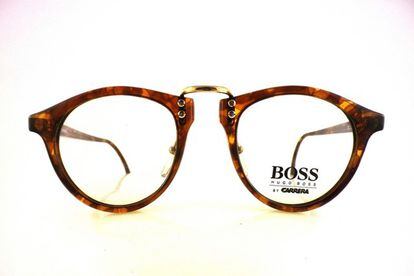 Woody Allen en la película Manhattan luce unas gafas parecidas a este modelo de Hugo Boss by Carrera (175 euros).