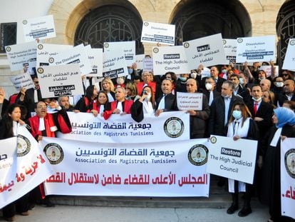 Un grupo de jueces tunecinos protestaba el 10 de febrero ante el Palacio de Justicia por la decisión del presidente Kais Said de disolver el Consejo Superior de la Magistratura.