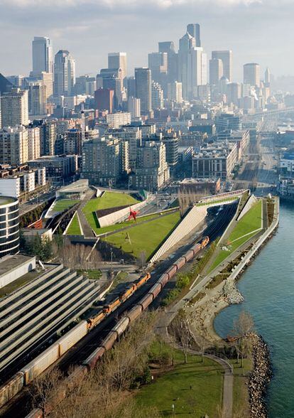 Seattle, en Estados Unidos, cuenta desde 2007 con el parque de las Esculturas Olímpicas (<a href="http://www.seattleartmuseum.org/visit/osp/" rel="nofollow" target="_blank">Olympic Sculpture Park</a>), un complejo proyecto del estudio neoyorquino Weiss/Manfredi. Su propuesta comunica tres terrenos mediante una plataforma ecológica. Las vías del tren y los coches son salvados desde esa plataforma en forma de zeta que desciende 12 metros (de la ciudad al agua).