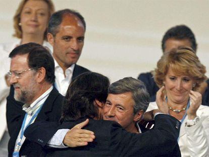 José María Aznar (de espaldas) abraza a Ángel Acebes en presencia de Mariano Rajoy (izquierda), Esperanza Aguirre y Francisco Camps.