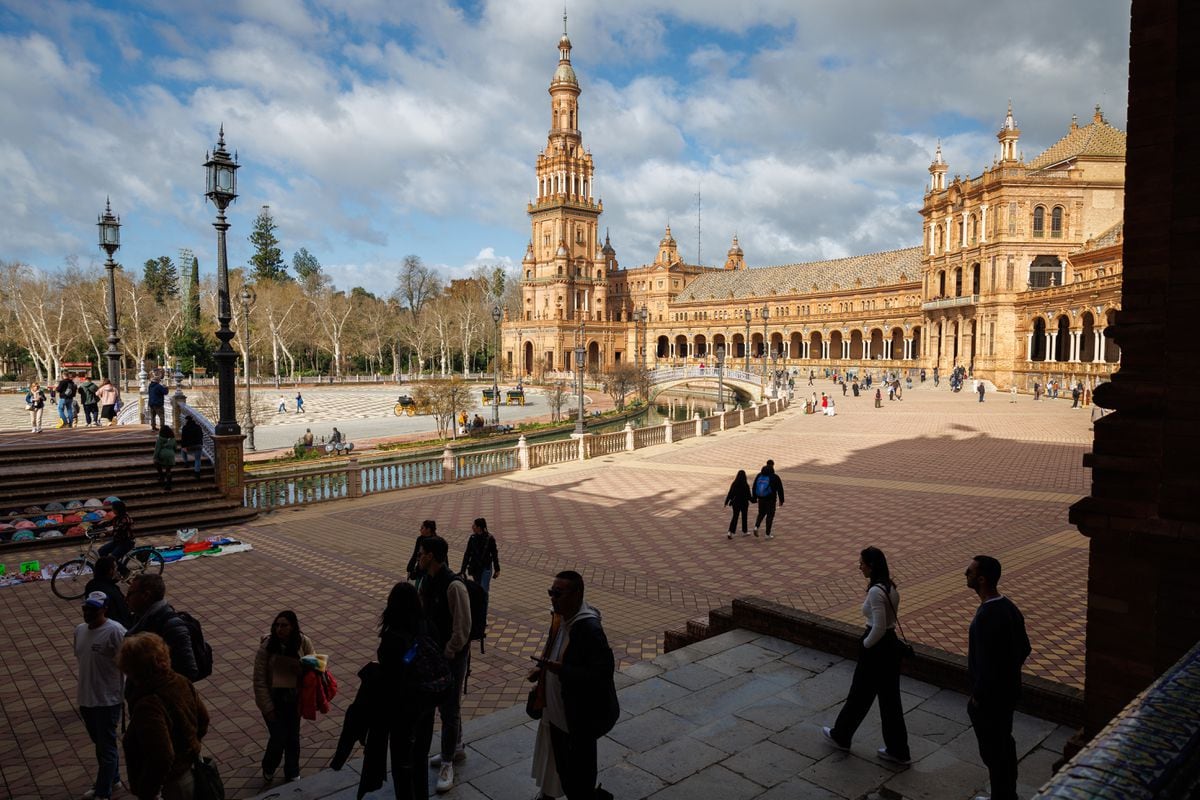 Experts and tourists are suspicious of the initiative to close the Plaza de España in Seville to guarantee its conservation