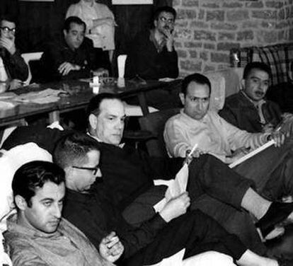 Goytisolo amb Camilo José Cela, Josep Maria Castellet i Juan Garcia Hortelano, davant de Joan Fuster i Josep Maria Espinàs, a las 'Conversaciones literarias' de Formentor, de 1959.