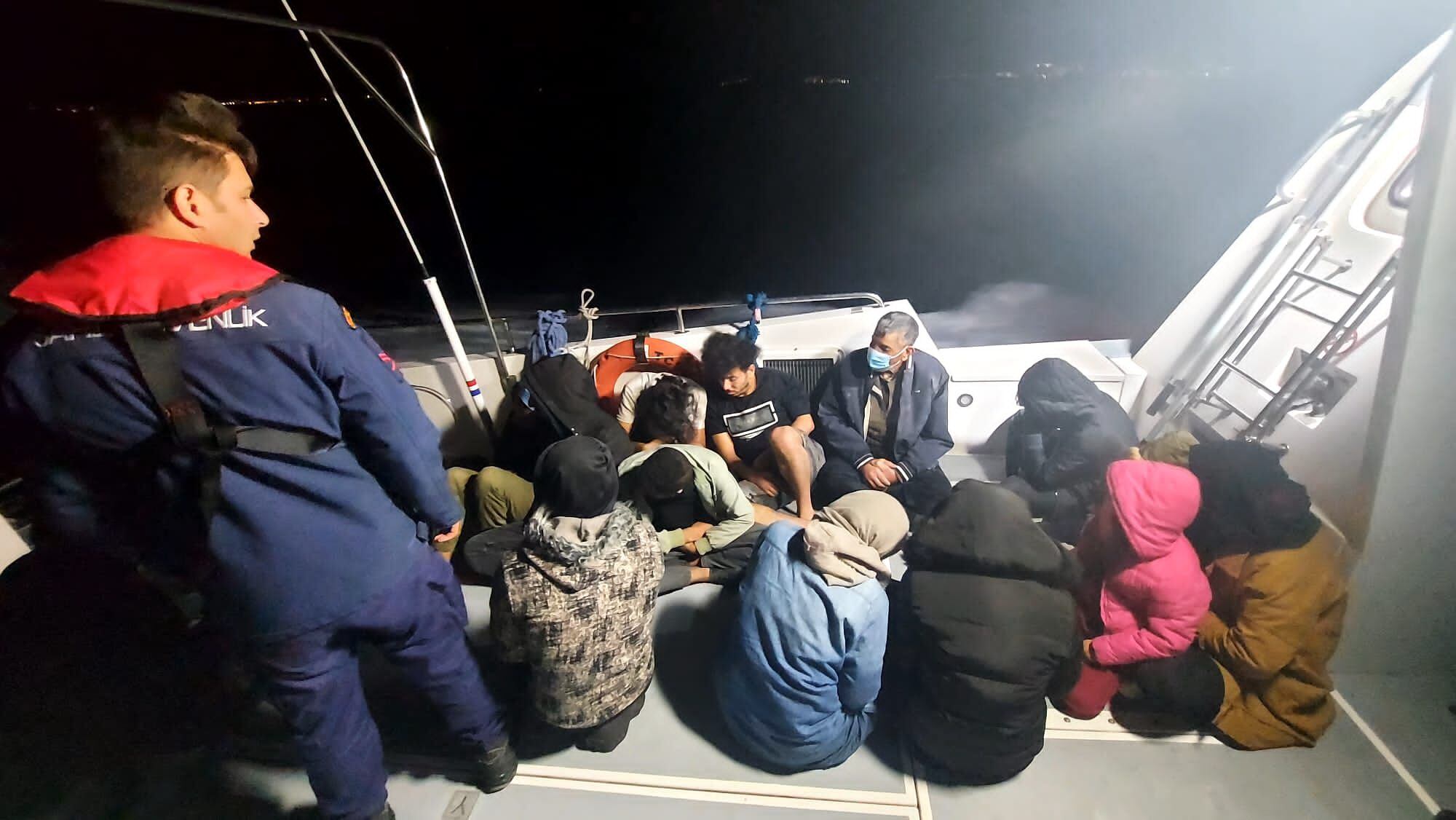 Parte del grupo de palestinos que fue devuelto ilegalmente por Grecia a Turquía en un bote hinchable, una vez rescatados por la Guardia Costera turca, el 22 de octubre de 2022.