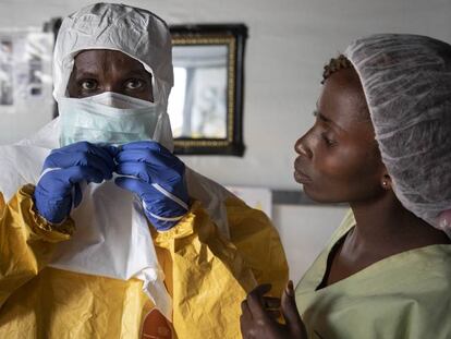 Sanitarios en un centro contra el ébola en Bunia (RDC). 