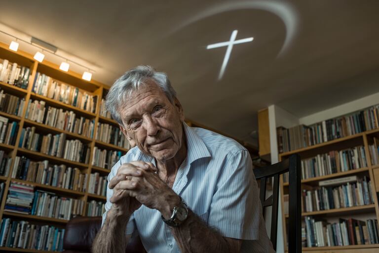 El escritor Amos Oz, en su casa de Tel Aviv (Israel), en octubre de 2015.