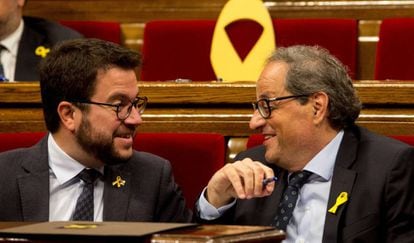 El presidente de la Generalitat, Quim Torra, habla con el vicepresidente del Govern Pere Aragonés.