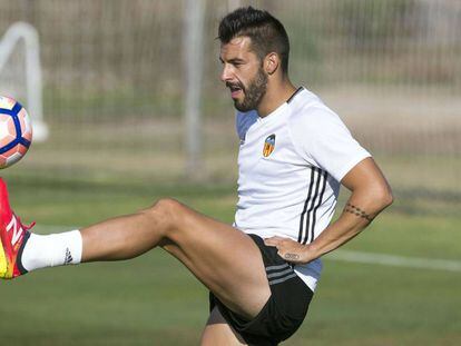 Álvaro Negredo durante un entrenamiento con el Valencia.